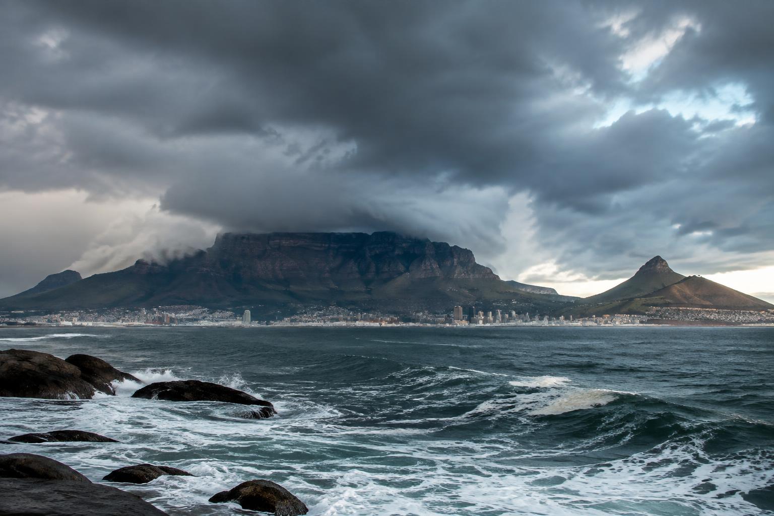 Donderwolke oor Tafelberg en die Kaapse kus